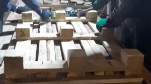 Процесс сборки деревянных поддонов.