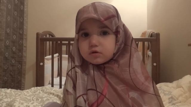 Маленькая девочка читает Намаз смотреть онлайн