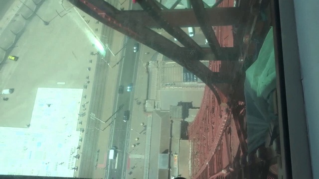 Jumping on the glass sky bridge at the top of the Blackpool Tower смотреть онлайн