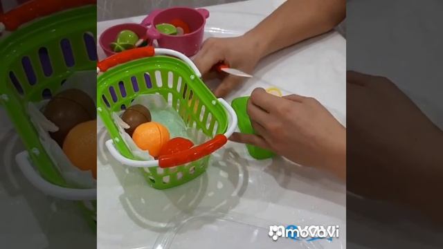 Разрезаем игрушечные фрукты смотреть онлайн