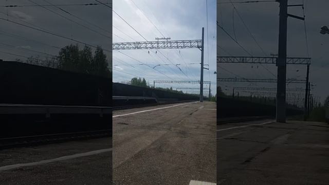 Электровоз "Дончак с грузовым составом на станции "Пупышево" смотреть онлайн