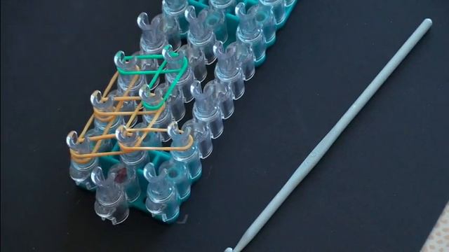 Bracelet Hibiscus Rainbow Loom® Tutoriel Français (Niveau débutant) смотреть онлайн