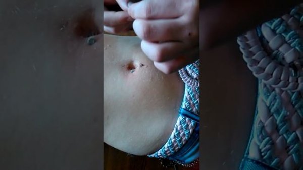 Пирсинг пупка по бокам