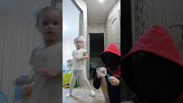 Кира заставила охранника резать печенье #игра в кальмара смотреть онлайн