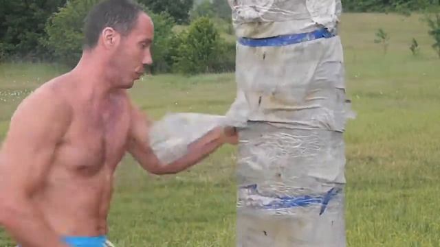 бью грушу на выносливость под дождем фрагмент тренировки смотреть онлайн