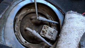 Снять крышку бензобака Опель Вектра Б