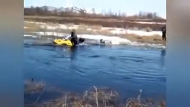 Утопил снегоход, но переехал через реку! смотреть онлайн