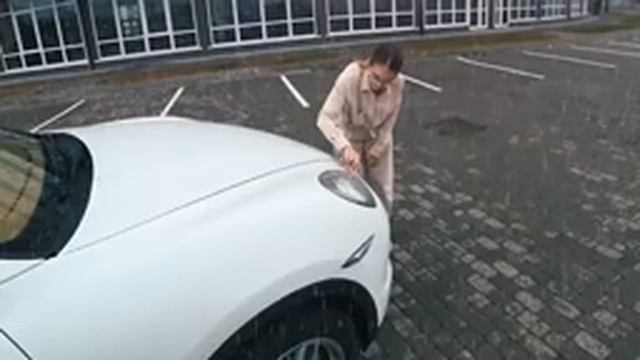 Sashaabo під дощем миє Porsche Cayenne [ 10 годин ] смотреть онлайн