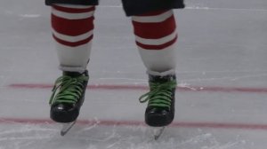 Школа хоккея  Учимся стоять на коньках  Самые первые упражнения