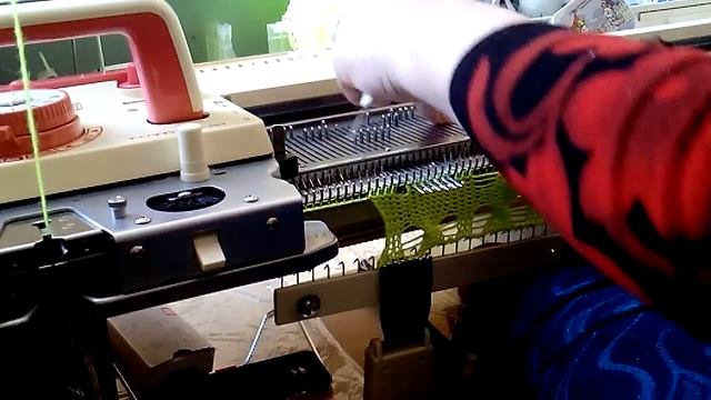 Как я вяжу жгуты, косы на вязальной машине Toyota 858. смотреть онлайн