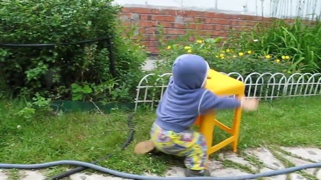 01 07 2010г дача лето таскаем табуретку смотреть онлайн