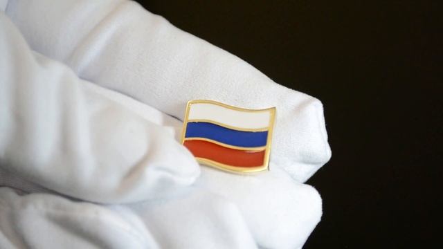 Золотой значок с флагом России на лацкан пиджака с цветной эмалью