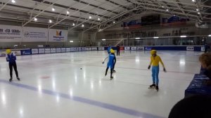 Финальный забег конькобежный спорт дети