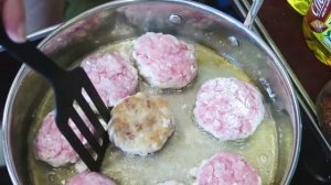 Биточки из фарша, тушеные в сметане. Духовка не нужна! Очень простой рецепт из фарша.