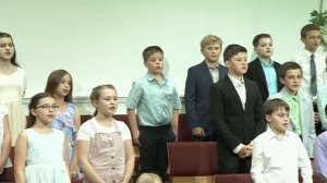 Детский хор поёт об Иисусе Христе