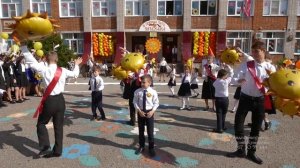 Танец выпускников и первоклассников СОШ3 на Последнем звонке 2022