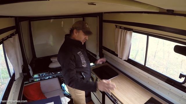 Couple's own Paris-Dakar using Land Rover transformer-camper смотреть онлайн