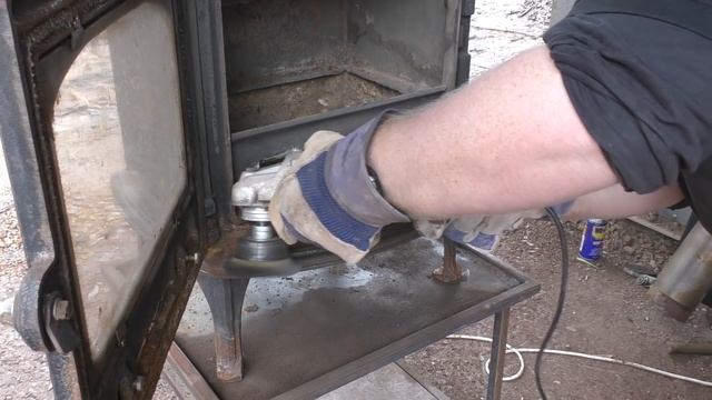 [Off Grid Build] Fixing up a rusted out cast iron wood stove смотреть онлайн