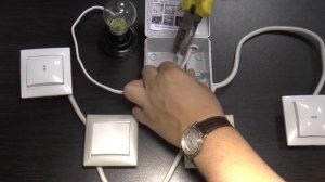 Как подключить перекрестный промежуточный выключатель переключатель с трех мест схема перекрестного