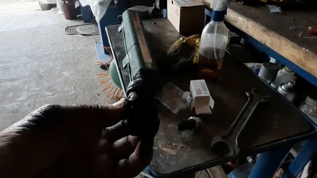 Додж Стратус. Замена датчика давления масла смотреть онлайн