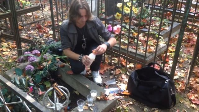 Снятие порчи на кладбище.