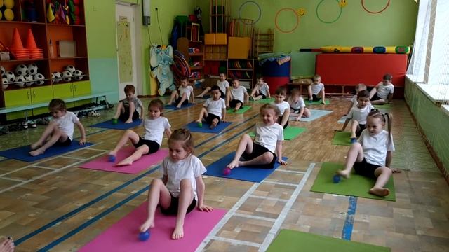 Группа "Сказка": комплекс упражнений с массажными мячиками смотреть онлайн