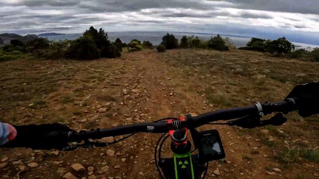 Спуск по обрыву вдоль моря, треил Ай-Фока с горы Папа-Кая, Крым. смотреть онлайн