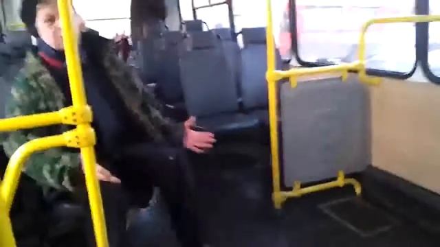 Злая бабка в салоне автобуса. смотреть онлайн