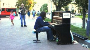 Уличный музыкант играет на пианино. Киев. Street video with piano. Kyiv.