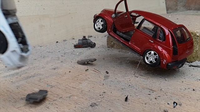 CRASH TEST - 1/27 Ford Crown Victoria Filled With Concrete VS. 1/24 Chrysler PT Cruiser - Slomo -