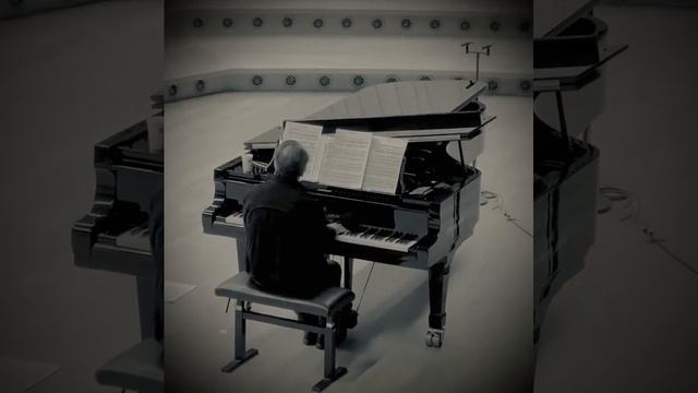 Mikhail Pletnev is playing the piano during a recording break смотреть онлайн