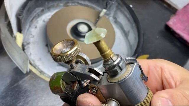 Процесс превращения уральских аквамаринов в потрясающие украшения смотреть онлайн