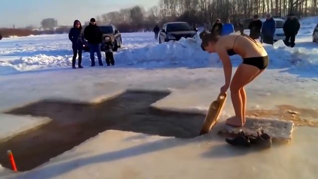 Девушка впервые решила окунуться в проруби смотреть онлайн