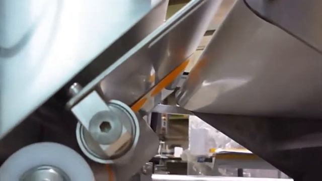 Наклейка этикетки на дно стакана