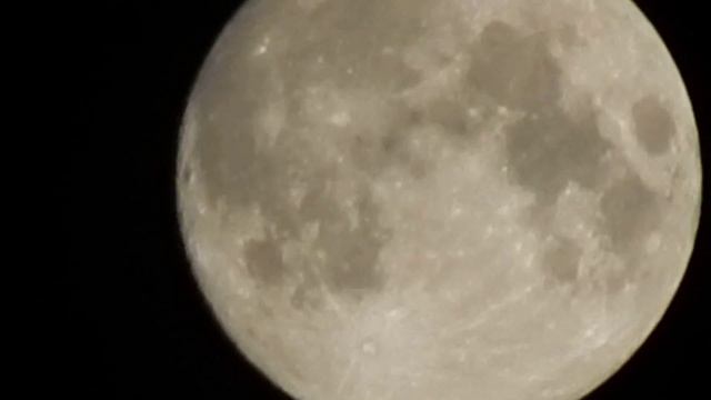 Луна в 30-ти кратном увеличении. смотреть онлайн