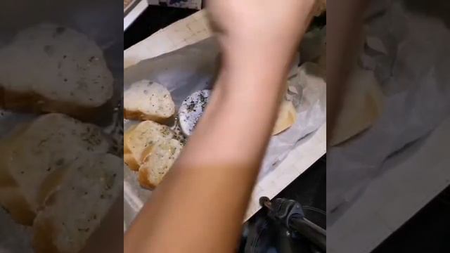 ? СЫР КАМАМБЕР С БАГЕТОМ В ДУХОВКЕ ? смотреть онлайн