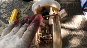 Замена сетки бензонасоса топливного фильтра и чистка датчика уровня топлива Hyundai Accent