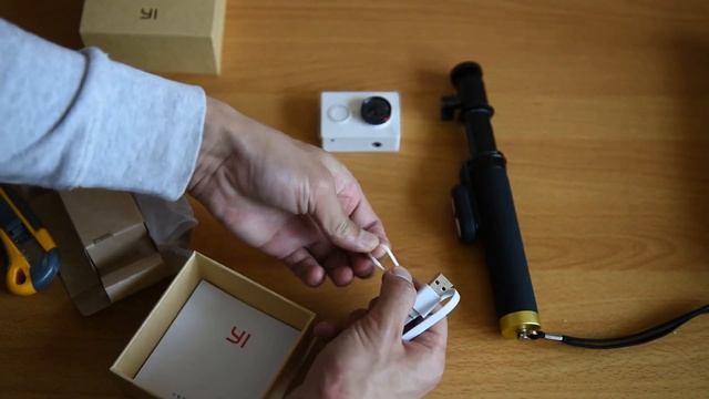 Распаковка Xiaomi Yi Xiaoyi экшен камера и оригинальный монопод с пультом смотреть онлайн