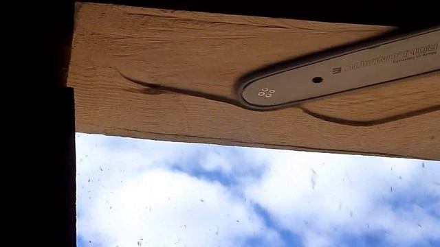 Спил и выравнивание верхнего бревна у оконного проёма смотреть онлайн