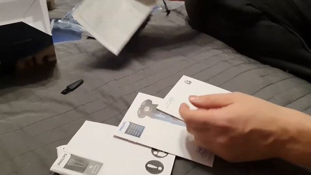 Обычная распаковка электробритвы Phillips 5000 series 5585/10 обычным человеком. смотреть онлайн