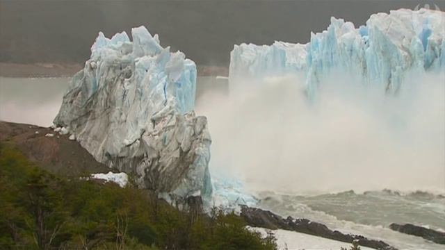 Perito Moreno glacier section collapses смотреть онлайн