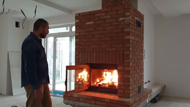 Каминная топка в кирпичной теплонакопительной облицовке - вариант открытия дверцы - Видео №9 смотреть онлайн
