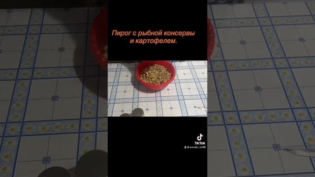 Пирог с рыбной консервы и картофелем смотреть онлайн