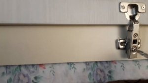 Комод. Прикручиваем навесы, навешиваем дверцы.