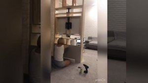 Зонирование кухни и гостиной перегородкой с вращающимся телевизором
