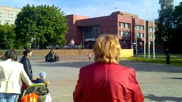 Бабка зажигает на танцполе.mp4 смотреть онлайн
