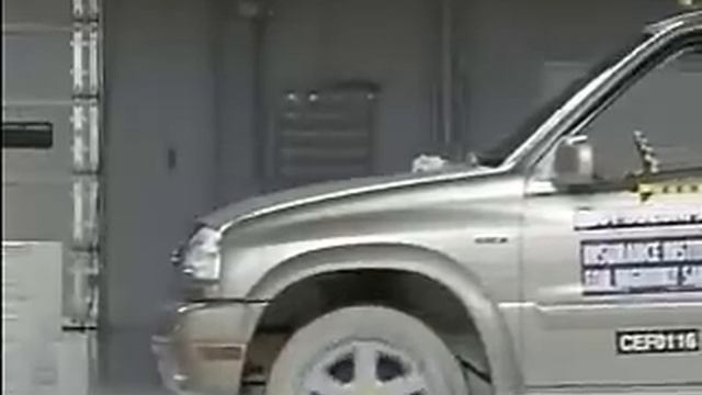 Crash Test 2001 - 2006 Suzuki Grand Vitara XL-7 (Frontal Impact) IIHS