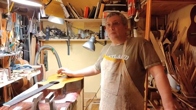 В гостях у гитарного мастера Сергея Рождественского. Разговоры о гитарах и музыке смотреть онлайн