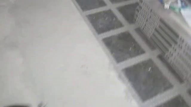 Ищим трубы отопления, что-бы установить порожки, между плиткой и ламинатом