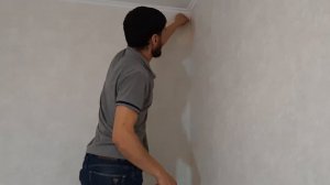 как лучше поклеить обои  при кривой стене , обрезаем на углу...